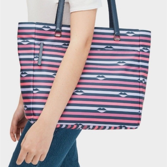 🎉HOST PICK🎉 kate spade “Lips” Large Tote - Picture 2 of 14